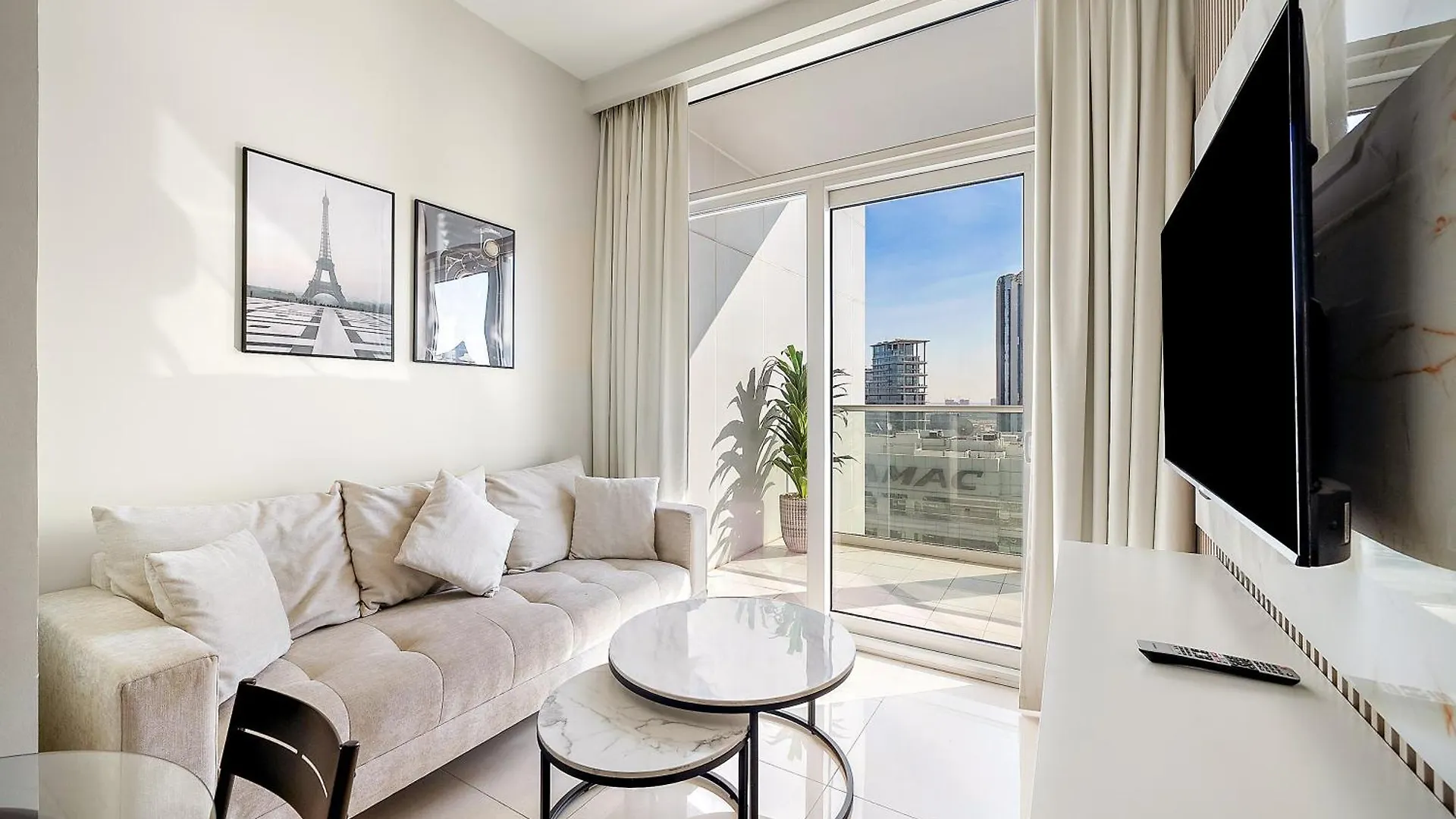 Beautiful Canal View 1-Bedroom Apartment In The Heart Of Business Bay Dubai